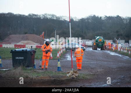 Wendover, Royaume-Uni.9th décembre 2021.HS2 Ltd ont maintenant autorisé le camp DE GUERRE de résistance active de Wendover où les militants anti HS2 ont vécu pendant environ deux ans et en face de l'ancien camp se préparent à construire un énorme complexe de HS2 où une usine de bentonite sera installée.Les habitants de Wendover sont furieux de l'impact que HS2 a sur la campagne et les habitats de la faune dans la jolie ville marchande.Le très controversé chemin de fer à grande vitesse 2 est largement surévalué et la partie est du projet a récemment été annulée.Crédit : Maureen McLean/Alay Banque D'Images