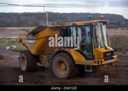 Wendover, Royaume-Uni.9th décembre 2021.HS2 Ltd ont maintenant autorisé le camp DE GUERRE de résistance active de Wendover où les militants anti HS2 ont vécu pendant environ deux ans et en face de l'ancien camp se préparent à construire un énorme complexe de HS2 où une usine de bentonite sera installée.Les habitants de Wendover sont furieux de l'impact que HS2 a sur la campagne et les habitats de la faune dans la jolie ville marchande.Le très controversé chemin de fer à grande vitesse 2 est largement surévalué et la partie est du projet a récemment été annulée.Crédit : Maureen McLean/Alay Banque D'Images