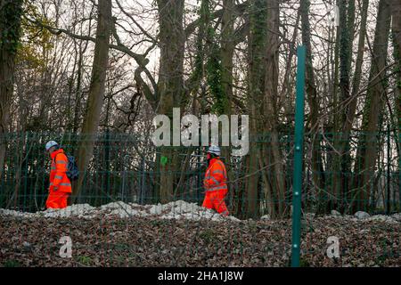 Wendover, Royaume-Uni.9th décembre 2021.HS2 Ltd ont maintenant autorisé le camp DE GUERRE de résistance active de Wendover où les militants anti HS2 ont vécu pendant environ deux ans et en face de l'ancien camp se préparent à construire un énorme complexe de HS2 où une usine de bentonite sera installée.Les habitants de Wendover sont furieux de l'impact que HS2 a sur la campagne et les habitats de la faune dans la jolie ville marchande.Le très controversé chemin de fer à grande vitesse 2 est largement surévalué et la partie est du projet a récemment été annulée.Crédit : Maureen McLean/Alay Banque D'Images