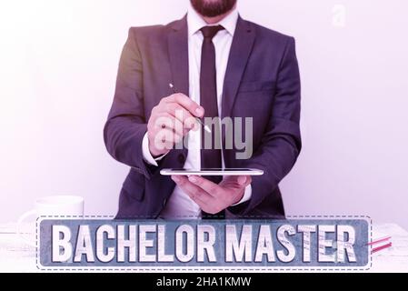 Écriture affichant le texte Bachelor Master.Approche commerciale un diplôme d'études supérieures obtenu après un baccalauréat en technologie de la communication Banque D'Images