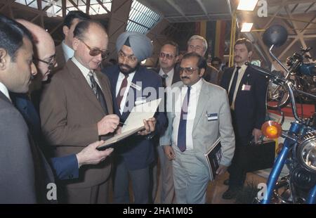 Indie Nowe Delhi 12.02.1985.Wizyta prezesa Rady Ministrów genera³a Wojciecha Jaruzelskiego W Indiach (11-15.02.1985).NZ. gen.Wojciech Jaruzelski (3L) zwiedza wystawê przemys³ow¹ W Centrum Ekspozycyjnym Pragati Majdan. ka PAP/Grzegorz RogiñskiInde New Delhi 12 février 1985.Président du Conseil des ministres, le général Wojciech Jaruzelski (à droite) en Inde (du 11 au 15 février 1985).Photo : le général Wojciech Jaruzelski (3e à gauche) visite l'exposition industrielle du centre d'exposition Pragati Majdan. ka PAP/Grzegorz Roginski Banque D'Images