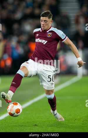 LONDRES, GBR.DÉC 9th Harrison Ashby, de West Ham, contrôle le ballon lors du match de l'UEFA Europa League entre West Ham United et Dinamo Zagreb au stade de Londres, à Stratford, le jeudi 9th décembre 2021.(Credit: Federico Maranesi | MI News) Credit: MI News & Sport /Alay Live News Banque D'Images