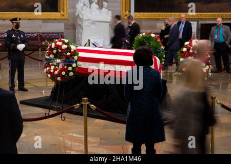 Washington, DC, États-Unis.09th décembre 2021.Les membres du public doivent rendre hommage à l'ancien sénateur républicain du Kansas, Bob Dole, alors qu'il se trouve dans l'État à la suite d'une cérémonie à la rotonde du Capitole des États-Unis à Washington, DC, USA, le 09 décembre 2021.Dole meurt le 05 décembre à l'âge de 98 ans.Crédit : Michael Reynolds/Pool via CNP/dpa/Alay Live News Banque D'Images