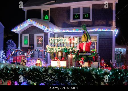 Dartmouth, Nouvelle-Écosse, Canada.Décembre 2021.Décorations de Noël sur la maison, avec le Grinch dans un message "Joyeux Grinchmas", Banque D'Images