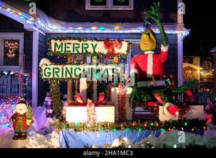 Dartmouth, Nouvelle-Écosse, Canada.Décembre 2021.Décorations de Noël sur la maison, avec le Grinch dans un message "Joyeux Grinchmas", Banque D'Images