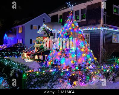 Dartmouth, Nouvelle-Écosse, Canada.Décembre 2021.Décorations de Noël sur la maison, avec le Grinch dans un message "Joyeux Grinchmas", Banque D'Images