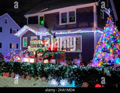 Dartmouth, Nouvelle-Écosse, Canada.Décembre 2021.Décorations de Noël sur la maison, avec le Grinch dans un message "Joyeux Grinchmas", Banque D'Images