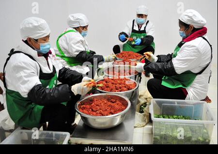 YICHANG, CHINE - DECEBER 4, 2021 - Inheritors de compétences en patrimoine culturel intangible Xiao ShiJu fait de 'Xiao Yao Gu' le caillé de haricots fermentés à Yichang, Hu Banque D'Images