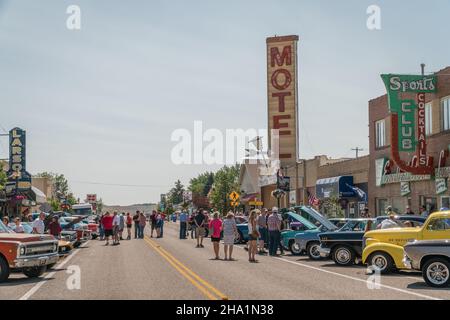 Shelby, MT, US 10 juillet 2021: Classique et vintage car show sur main Street dans la petite ville de l'Amérique attire la foule des résidents locaux et des touristes à vi Banque D'Images