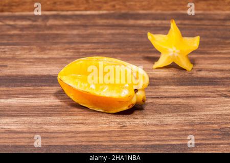 Averrhoa Carambolo - fruits étoiles ou Carambola; photo sur fond en bois Banque D'Images