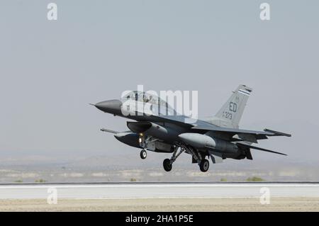 La Force aérienne des États-Unis F-16 combat le faucon en atterrissant à la base aérienne Edwards dans le désert de Mojave en Californie Banque D'Images