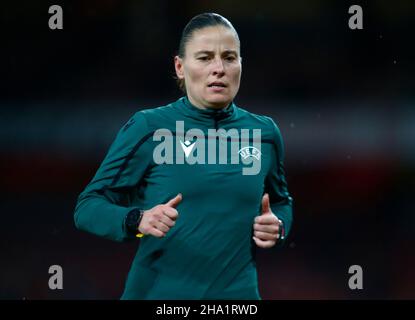 Londres, Royaume-Uni.01st févr. 2018.Londres, Royaume-Uni, DÉCEMBRE 09:Referee Anastasia Pustovoitova pendant la Ligue des champions de la femme Groupe C entre Arsenal femmes et Barcelone Femenino à Emirates Stadium, Crawly le 09th décembre 2021 crédit: Action Foto Sport/Alay Live News Banque D'Images