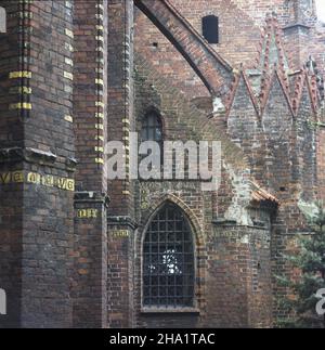 Toruñ 07.1984.Gotycki koœció³ pw.œw.Jakuba z XIV wieku, dawna fara Nowego Miasta Torunia. Js PAP/Wojciech Kryñski Dok³adny dzieñ wydarzenia nieustalony.Torun, Pologne, juillet 1984.Vue sur le côté de l'église gothique Saint-Jacques du XIVe siècle, ancienne église paroissiale de la Nouvelle ville de Torun à Torun.PAP/WOJCIECH KRYNSKI Banque D'Images