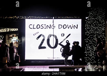 Londres, Royaume-Uni.09th décembre 2021.Le grand public est vu marcher après l'entrée de House of Fraser dans la rue Oxford.House of Fraser a annoncé la fermeture de son magasin phare de Londres, vieux de 142 ans, en vue de son développement en janvier 2022.Crédit : SOPA Images Limited/Alamy Live News Banque D'Images