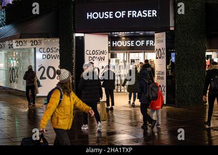 Londres, Royaume-Uni.09th décembre 2021.Le grand public est vu marcher après l'entrée de House of Fraser dans la rue Oxford.House of Fraser a annoncé la fermeture de son magasin phare de Londres, vieux de 142 ans, en vue de son développement en janvier 2022.Crédit : SOPA Images Limited/Alamy Live News Banque D'Images