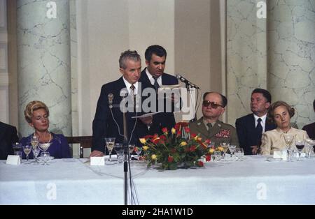 Varsovie 06.06.1984.Ofijalna wizyta W Polsce sekretarza generalnego Rumuñskiej Partii Komunistycznej (RPK), prezydenta Socjalistycznej Republiki Rumunii (SRR) Nicolae Ceausescu.Konferencja prasowa W Pa³acu Prezydenckim.OD lewej na pierwszym planie: Barbara Jaruzelska, Nicolae Ceausescu, premier ministre PRL genera³ Wojciech Jaruzelski, wicepremier SRR Elena Ceausescu. Js PAP/Grzegorz RogiñskiVarsovie 06 juin 1984.La visite officielle en Pologne a été effectuée par le Secrétaire général du Parti communiste roumain (RPK), Président de la République socialiste de Roumanie (SRR) Nicolae Ceausescu.Appuyez sur con Banque D'Images