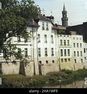 Opole 06.1984.Kamienice nad M³ynówk¹ (stare koryto Odry), widok od pó³nocy.W g³êbi wie¿a ratusza miejskiego. Js PAP/Wojciech Kryñski Dok³adny dzieñ wydarzenia nieustalony.Opole, juin 1984.Maisons de tenement sur la rivière Mlynowka (l'ancien canal de la rivière Odra), une vue du nord.En arrière-plan, une tour de la mairie. Js PAP/Wojciech Krynski Event Day unknown Banque D'Images