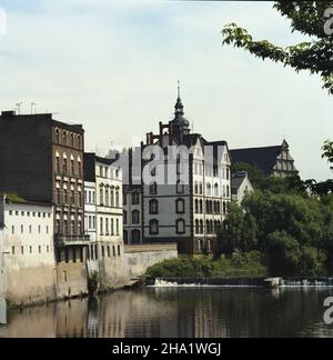 Opole 06.1984.Kaskada na M³ynówce (stare koryto Odry), widok od pó³nocy.W g³êbi fragment zabudowañ klasztoru Franciszkanów i wie¿a koœcio³a Œwiêtej Trójcy. Js PAP/Wojciech Kryñski Dok³adny dzieñ wydarzenia nieustalony.Opole, juin 1984.Une cascade sur la rivière Mlynowka (l'ancien chenal de la rivière Odra), une vue du nord.En arrière-plan, un fragment du monastère franciscain et une tour de l'église de la Sainte Trinité. Js PAP/Wojciech Krynski jour de l'événement inconnu Banque D'Images