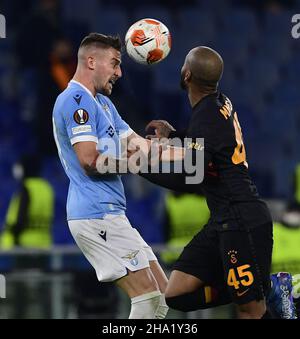 Rome.9th décembre 2021.Le Sergueï Milinkovic-Savic (L) du Latium vie avec Marcao de Galatasaray lors du match de l'UEFA Europa League Group E entre Lazio et Galatasaray à Rome, Italie, le 9 décembre 2021.Credit: Augusto Casasoli/Xinhua/Alamy Live News Banque D'Images