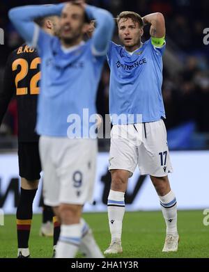 Rome.9th décembre 2021.Ciro immobile (R) du Latium réagit lors du match de l'UEFA Europa League Group E entre Lazio et Galatasaray à Rome, en Italie, le 9 décembre 2021.Credit: Augusto Casasoli/Xinhua/Alamy Live News Banque D'Images