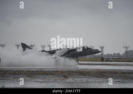 United States Marine corps AV-8B Harrier II décollage sur une piste mouillée à MCAS Miramar, San Diego, Californie. Banque D'Images