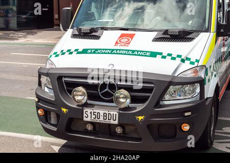 Adélaïde, Australie - 9 novembre 2019 : une voiture d'ambulance St John bloque la rue dans le centre-ville pendant le défilé de Noël Banque D'Images