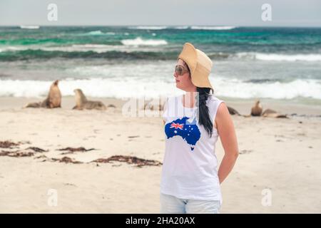 Jeune femme regardant les lions de mer à Seal Bay, Kangaroo Island, Australie méridionale Banque D'Images