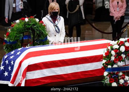 Washington, Vereinigte Staaten.09th décembre 2021.La Représentante des États-Unis, Claudia Tenney (républicaine de New York), respecte le corps de l'ancien sénateur américain Bob Dole (républicaine du Kansas), décédé dimanche, réside dans l'État de la rotonde du Capitole des États-Unis à Washington, aux États-Unis, le 9 décembre 2021.Crédit: Ken Cedeno/Pool via CNP/dpa/Alay Live News Banque D'Images