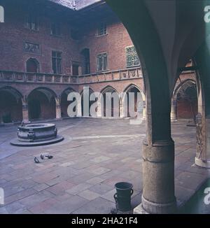 Cracovie 02,1984.Collegium Maius Uniwersyteu Jagielloñskiego.Najstarszy budynek Akademii Krakowskiej, z XV wieku, znajduj¹cy siê na rogu ulicy œw.Anny i Jagielloñskiej.NZ. Wewnêtrzny dziedziniec otoczony arkadowymi kru¿gankami o póŸnogotyckich, kryszta³owych sklepieniach. Js PAP/Jerzy Ochoñski Dok³adny dzieñ wydarzenia nieustalony.Cracovie, Pologne, février 1984.Une cour du Collegium Maius, avec arcades gothiques tardives, à Cracovie.Le Collegium Maius datant du 14th siècle est le plus ancien bâtiment de l'université jagiellonienne.PAP/JERZY OCHONSKI Banque D'Images