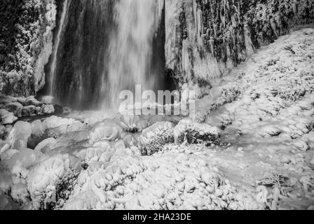 Wahkenna tombe en hiver.Gorge de la rivière Columbia, Oregon. Banque D'Images