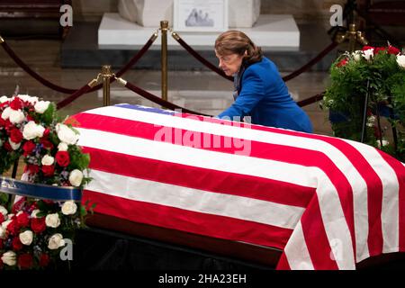 Washington, États-Unis.09th décembre 2021.La sénatrice démocrate de Californie Dianne Feinstein rend hommage à l'ancien sénateur républicain du Kansas, Bob Dole, alors qu'il se trouve dans l'État à la suite d'une cérémonie à la rotonde du Capitole des États-Unis à Washington, DC, USA, le 09 décembre 2021.Dole meurt le 05 décembre à l'âge de 98 ans.(Photo par Pool/Sipa USA) crédit: SIPA USA/Alay Live News Banque D'Images