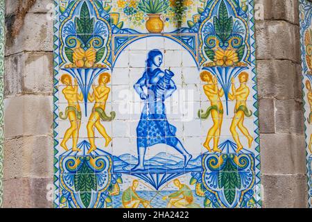 Mosaïque espagnole traditionnelle mosaïque bleue et jaune tuiles Banque D'Images