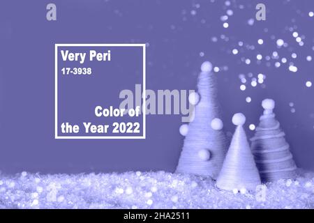 Couleur tendance de l'année 2022.Les arbres de Noël sont faits de fil violet sur fond violet Banque D'Images