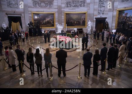 Washington, États-Unis.09th décembre 2021.Les membres du public doivent rendre hommage à l'ancien sénateur républicain du Kansas, Bob Dole, alors qu'il se trouve dans l'État à la suite d'une cérémonie à la rotonde du Capitole des États-Unis à Washington, DC, USA, le 9 décembre 2021.Dole meurt le 05 décembre à l'âge de 98 ans.Photo de Michael Reynolds/Pool/ABACAPRESS.COM crédit: Abaca Press/Alay Live News Banque D'Images