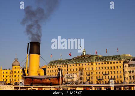 Pollution de l'air à Stockholm.Cheminée de bateau avec fumée noire qui en sort.Thème du changement climatique et des émissions de carbone. Banque D'Images