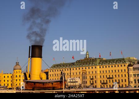 Pollution de l'air à Stockholm.Cheminée de bateau avec fumée noire qui en sort.Thème du changement climatique et des émissions de carbone. Banque D'Images