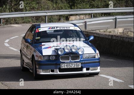 BARCELONE, ESPAGNE - 11 novembre 2021 : un homme conduisant la BMW M3 E36 VIII Rallye sur une autoroute en Catalogne, Espagne Banque D'Images