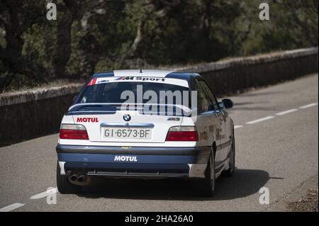 BARCELONE, ESPAGNE - 11 novembre 2021 : un homme conduisant la BMW M3 E36 VIII Rallye sur une autoroute en Catalogne, Espagne Banque D'Images