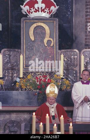 Varsovie 16.06.1983.II pielgrzymka do Polski papie¿a Jana Paw³a IINZ. Msza œwiêta W katedrze pw.Œwiêtego Jana Chrzciela.Obok Ojca Œwiêtego mistrz papieskich maemonii liturcznych John Magee. wb PAP/Jan MorekVarsovie, le 16 juin 1983.Deuxième pèlerinage du Pape Jean-Paul II en Pologne.Photo : une Messe à la Cathédrale du martyre de Saint Jean-Baptiste.A côté du pape - maître papal des cérémonies liturgiques. wb PAP/Jan Morek Banque D'Images