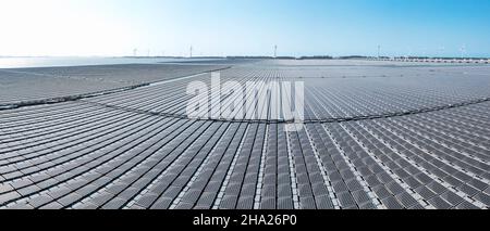 Vue aérienne de la centrale solaire flottante et de la ferme éolienne Banque D'Images