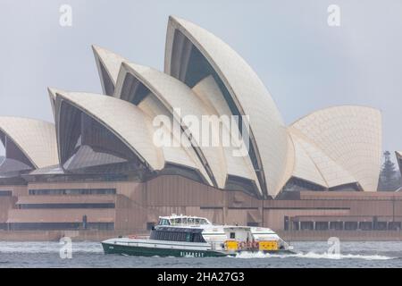 Sydney, Australie.10 2021 décembre : l'événement météorologique la Nina fait passer la pluie et les nuages de tempête au-dessus du port de Sydney, le jour d'été après-midi.Photo Sydney Opera House et Sydney ferry le MV Dawn Fraser Rivercat Class ferry Credit: martin berry/Alay Live News Banque D'Images