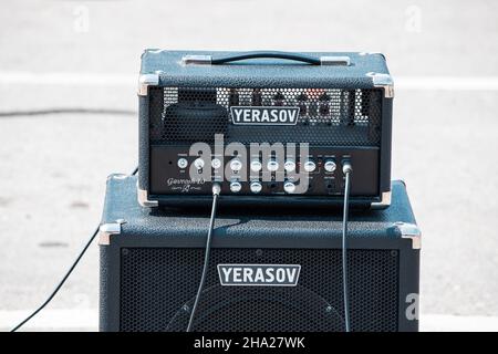 21 août 2021, Ufa, Russie: Amplificateur de guitare électronique Yerasov et système sonore pour jouer de la musique rock dans la rue Banque D'Images