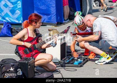 21 août 2021, Ufa, Russie : une jeune fille punk ou à tête métallique joue une guitare électrique Banque D'Images