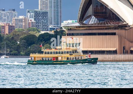 Le ferry de Sydney nommé MV Supply est un ferry de première classe pour les flottes, qui passe devant l'Opéra de Sydney sur la route du terminus du ferry de Circular Quay, Sydney, Australie Banque D'Images