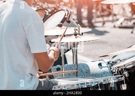 Un musicien joue la batterie en gros plan dans la rue.Concept de concert et de festival de rock Banque D'Images