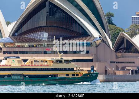 Ferry d'eau douce, le MV Collaroy passe devant l'Opéra de Sydney un jour d'été orageux, Sydney, Nouvelle-Galles du Sud, Australie Banque D'Images