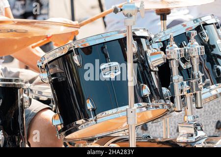 21 août 2021, Ufa, Russie: Le musicien joue la Yamaha Gigmaker batterie en gros plan dans la rue.Concept de concert et de festival de rock Banque D'Images