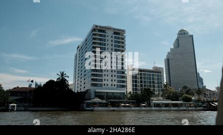 Hôtel Mandarin Oriental, Bangkok 48 Oriental Avenue, Bang Rak, Bangkok, Thaïlande avec lebua à la State Tower en arrière-plan Banque D'Images