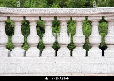 Piliers de balcon richement ornés, gros plan avec verdure en arrière-plan Banque D'Images