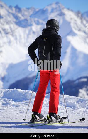 Skieur profitant de la vue (station de ski Serfaus Fiss Ladis, Tyrol, Autriche) Banque D'Images